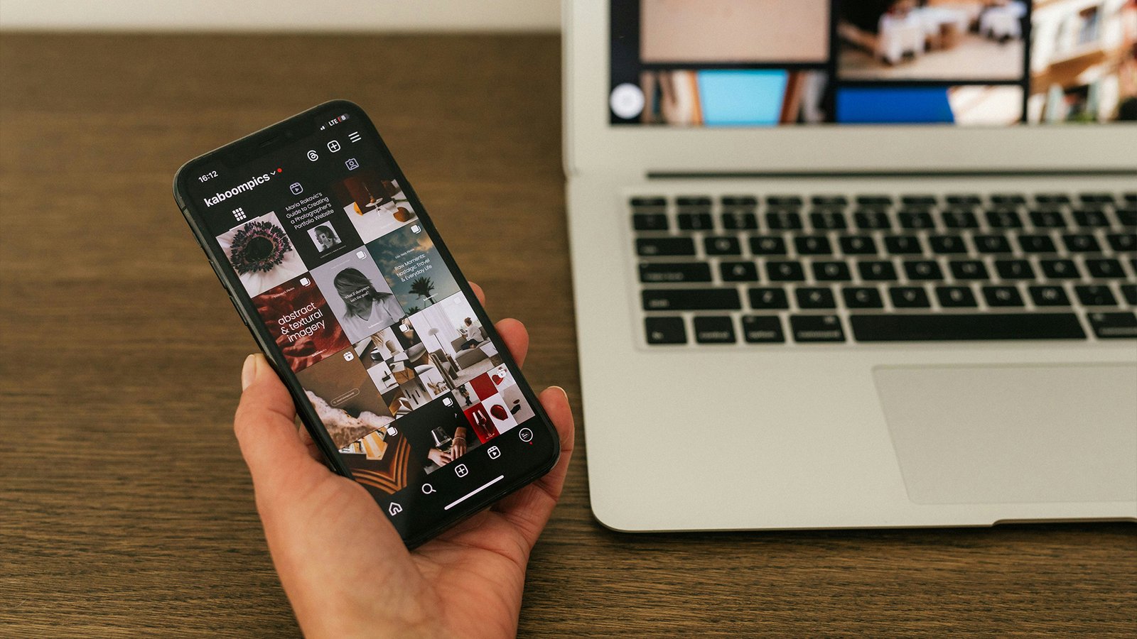 Computador con celular redes sociales