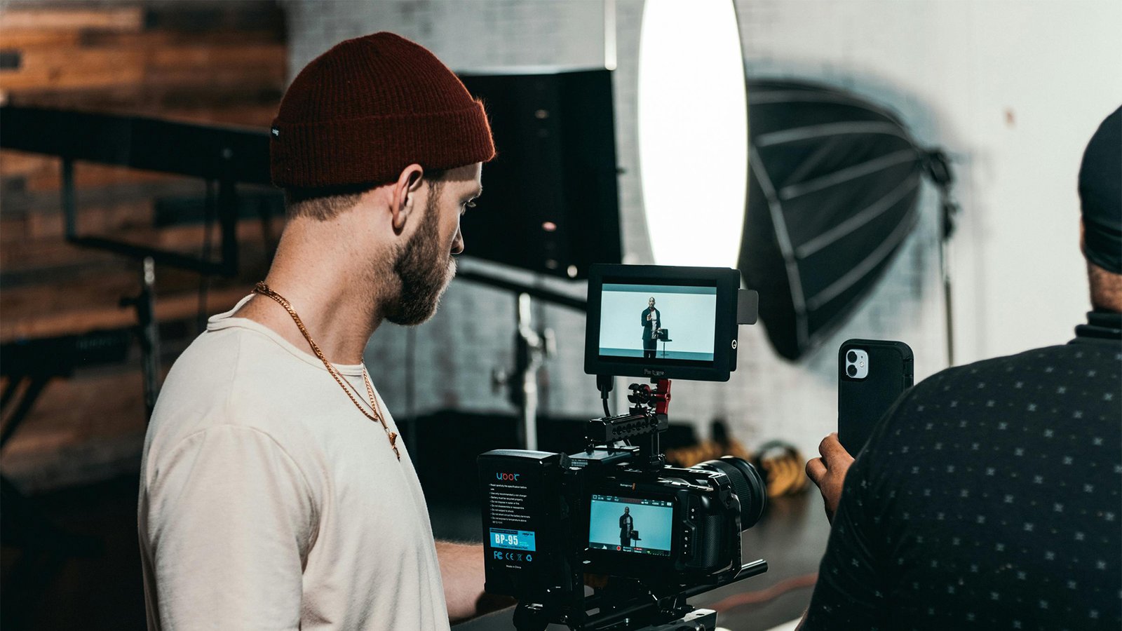 video musical profesional, rodaje videoclip Bogotá, artista en escena, producción audiovisual musical