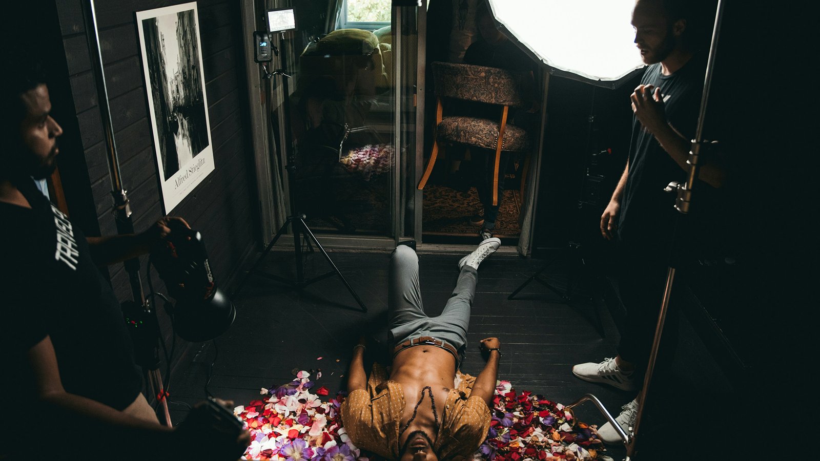 Luz cinematografíca, 2 personas y set artistico