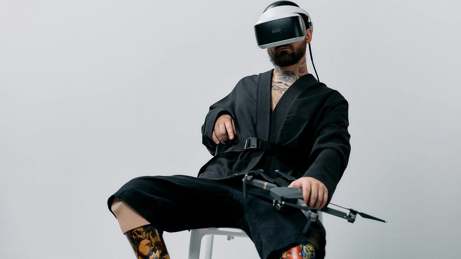 Luz cinematografíca, 2 personas y set artistico