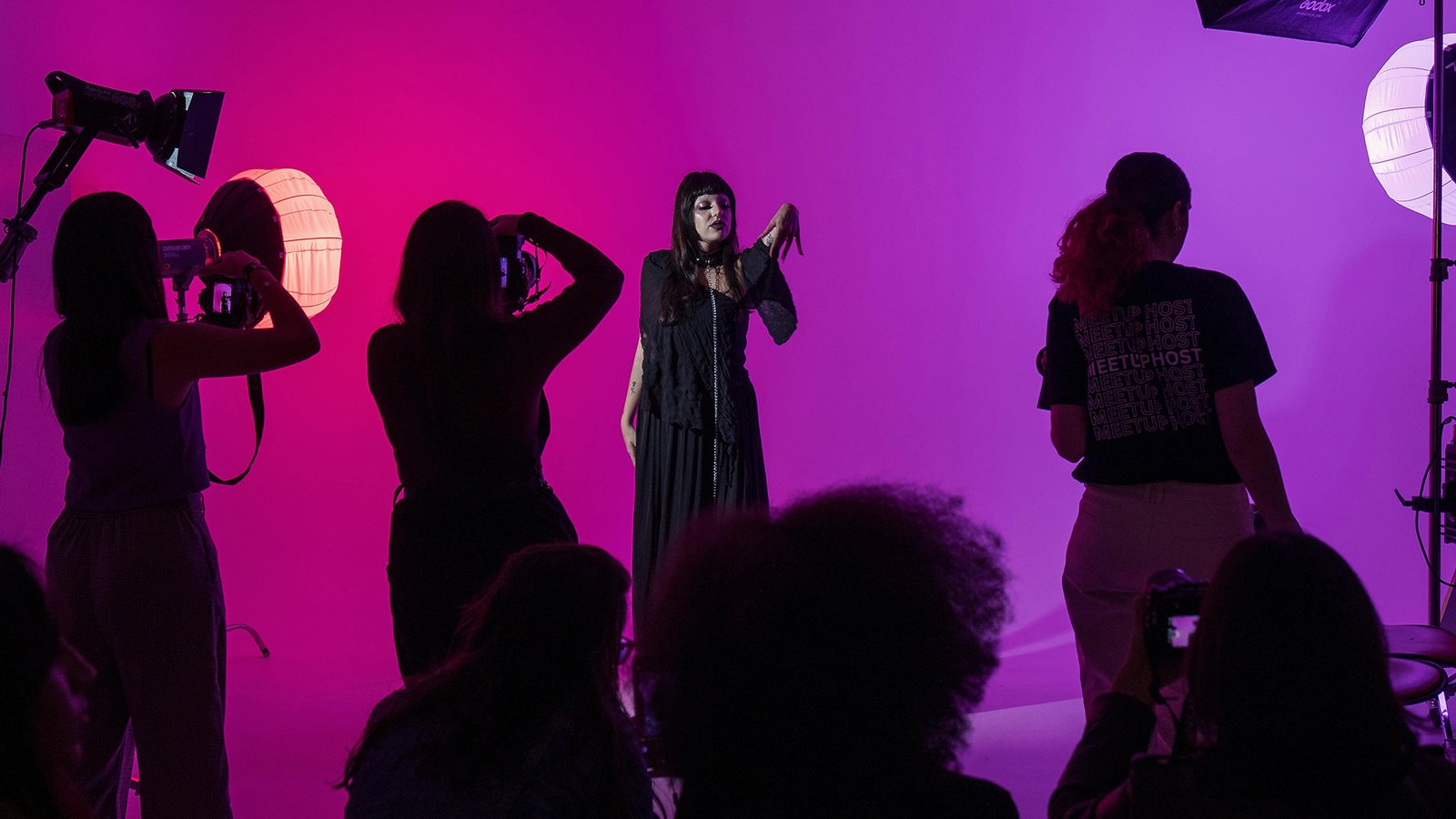 Luz cinematografíca, 2 personas y set artistico