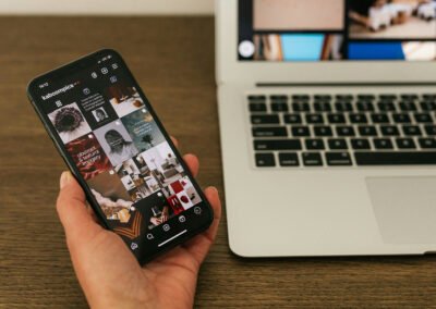 Computador con celular redes sociales