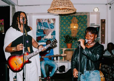 Director y equipo de filmación capturando performance de artista urbano en video musical – Bogotá, Colombia.