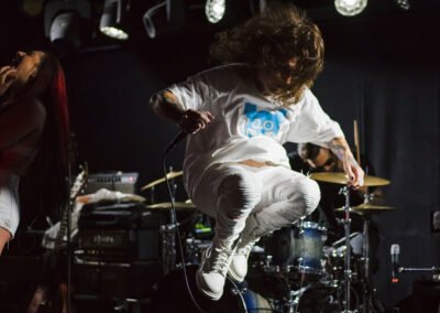 Escena de videoclip musical grabado con dron y cámara 4K – producción audiovisual de alta calidad en Bogotá