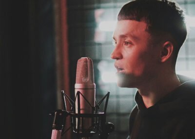 Videoclip musical creativo con storytelling visual – servicio de producción audiovisual para artistas y sellos discográficos